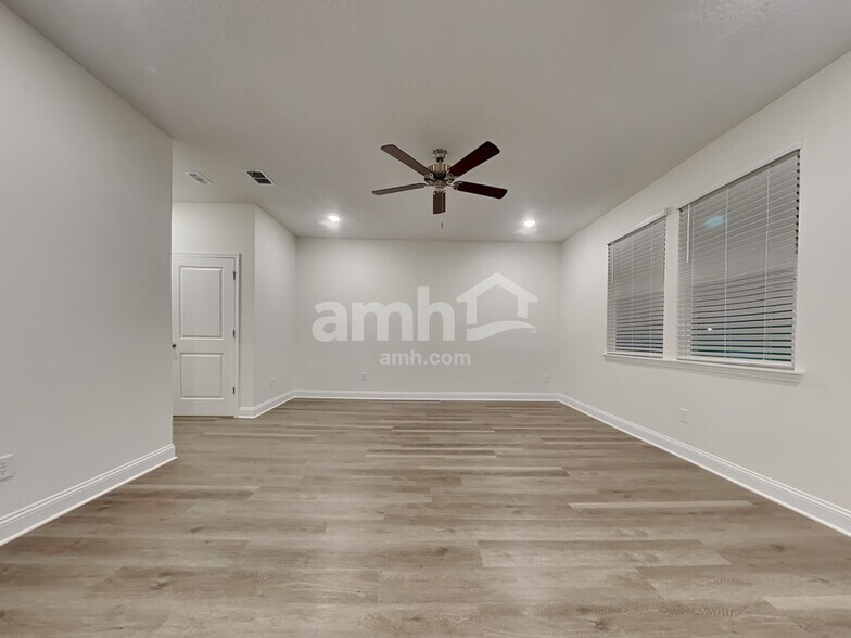 Building Photo - 11638 Hillside Dr