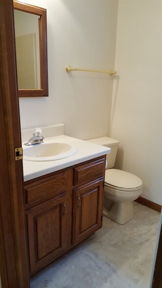 Bath - clean & handy - 915 E Mulberry St