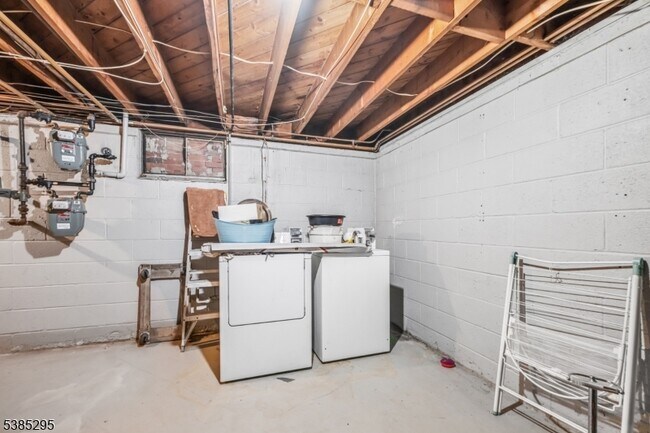 Building Photo - 136 Pine St