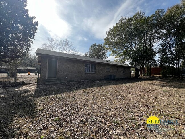 Building Photo - Charming 3 Bedrooms Home in Crestview, a must see at a great price!
