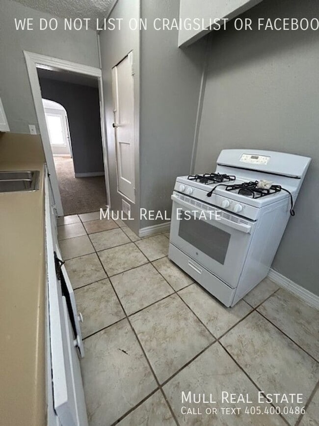 Building Photo - 825 NE 24th St