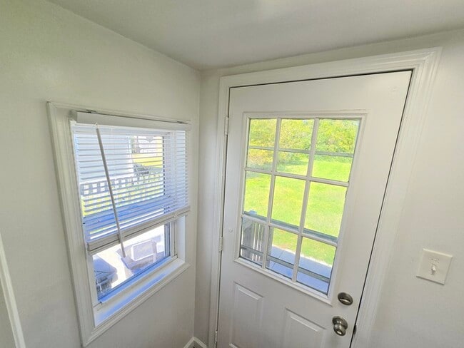 Building Photo - CHARMING 2 BEDROOM SINGLE FAMILY