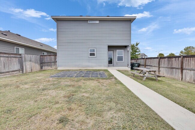 Building Photo - 3 Bedroom Home on Corner Lot - One Month FREE