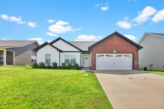 Building Photo - Pet Friendly Three Bedroom!