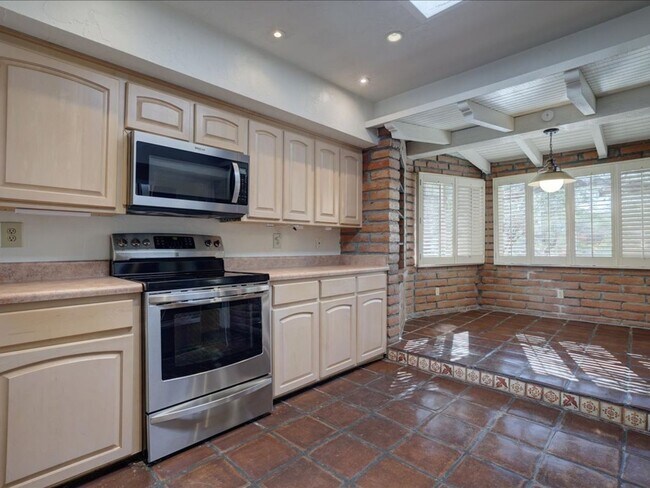 Building Photo - Enjoy stunning Catalina Mountain views fro...