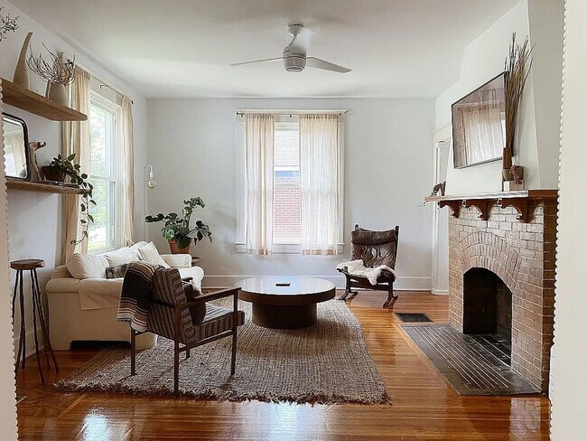 Building Photo - STUNNING BEECHMONT HOME WITH SOLAR PANELS ...