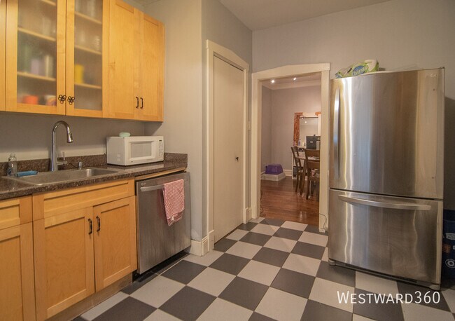 Building Photo - 3642 N Pine Grove Ave