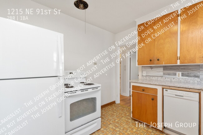 Building Photo - 1215 NE 91st St