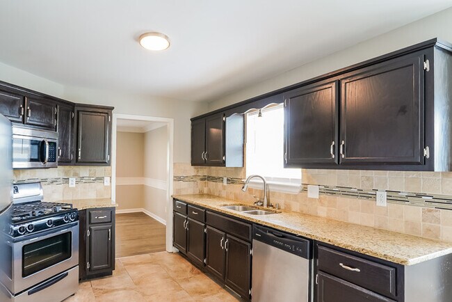 Building Photo - 2041 Windmeade Dr