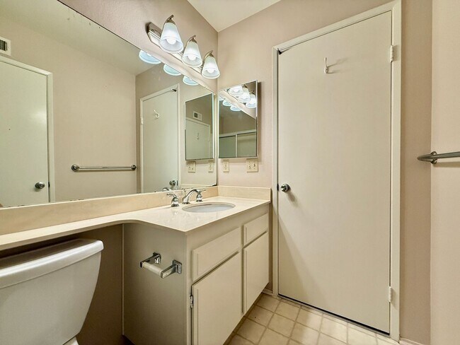 Building Photo - Spacious & Move In Ready 2BD Townhome! New Carpet! Full Size in Unit Washer/Dryer! Attached Garage!