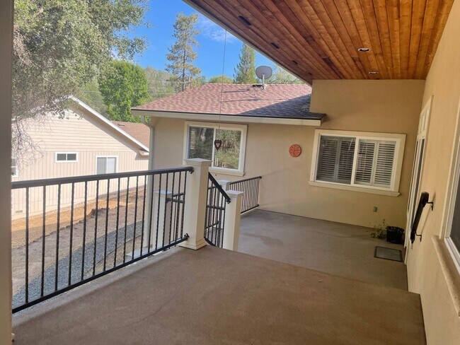 Building Photo - 3 bedroom, 3 bath, entertainment room, lib...