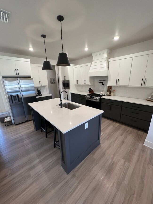 Building Photo - 4 Bedroom 3 bath in Escondido Ranch!
