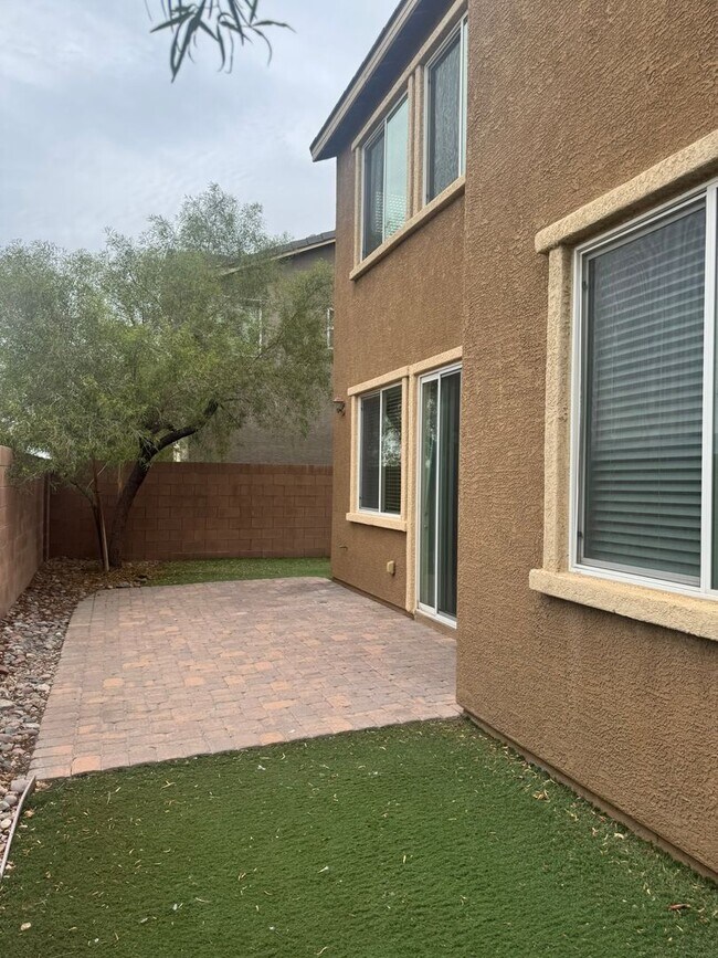 Building Photo - Adorable 3-Bed, 3-Bath Home in Gated Commu...