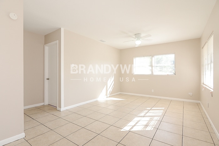 Building Photo - 4301 W Bay Ave