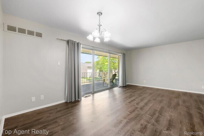 Building Photo - 8657 Kennedy Cir N