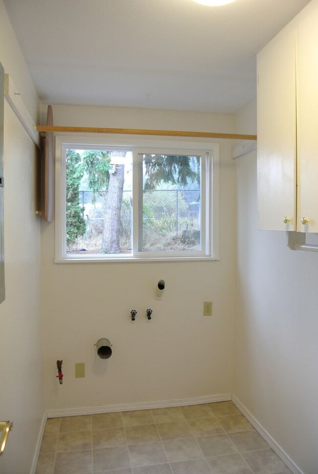 Building Photo - Spacious 4 bedroom 2 bath Home in North Al...