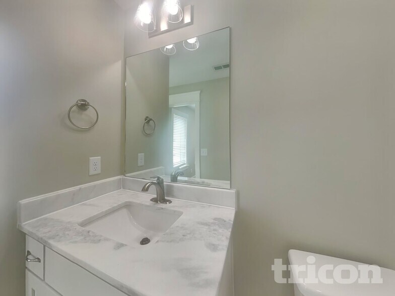 Building Photo - 6817 Charlotte Pike