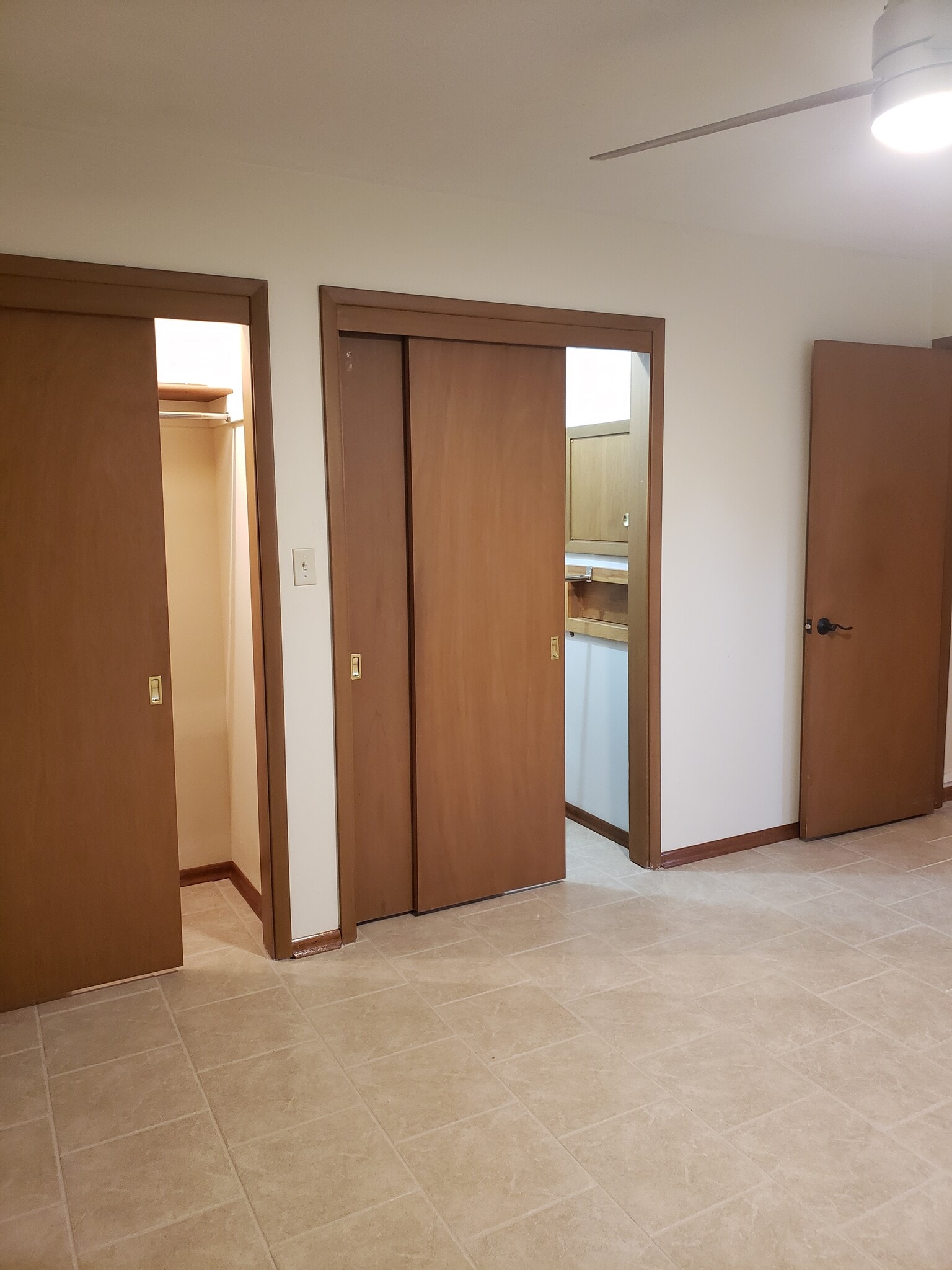 Building Photo - 1727 E Pinecrest Rd