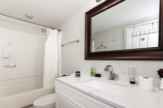 Building Photo - 8 - 10-10 Museum Way