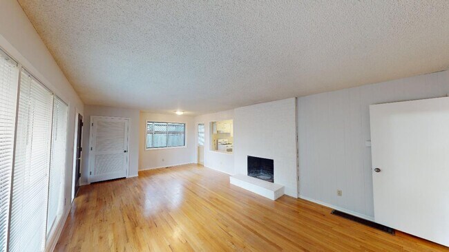 Building Photo - Lake Oswego/ Palisades - 3bd/2bth Hardwoods, Finished Daylight Basement with Bonus Rooms, Pet Fri...