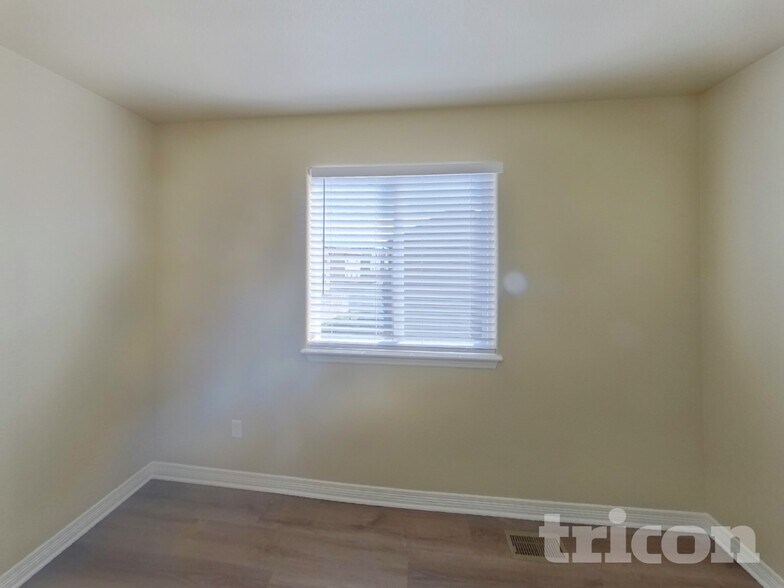 Building Photo - 9899 Silver Stirrup Dr