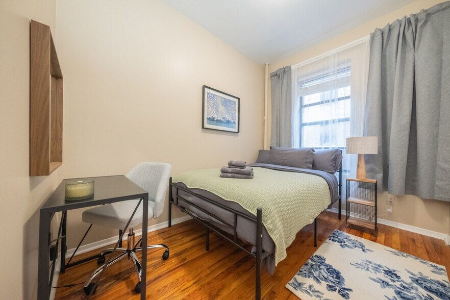 Building Photo - 142 Riverside Dr