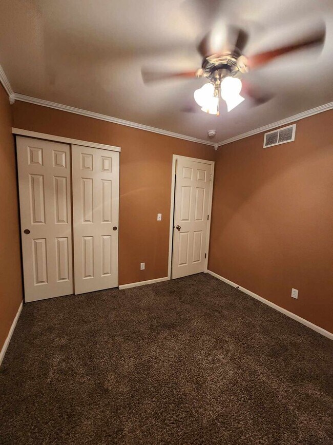 Building Photo - Spacious Three Bedroom!