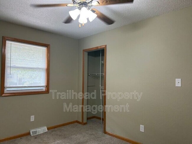 Building Photo - 401 SW Stoney Brook Ln