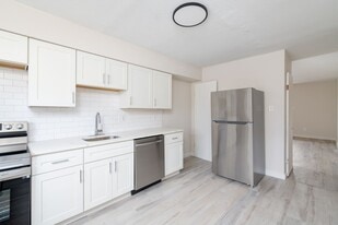 Building Photo - Forest Creek Apartments