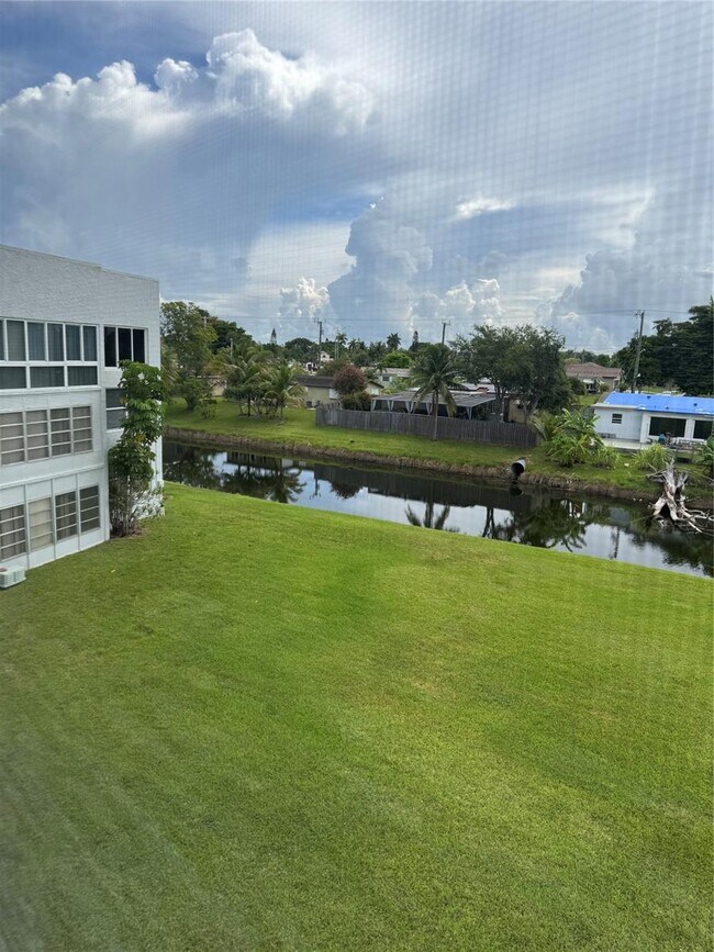 Building Photo - 6550 Royal Palm Blvd