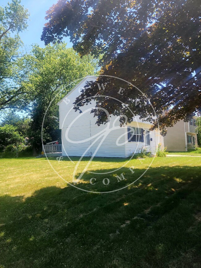 Building Photo - Preparing for showings! 3 bed 1.5 bath nea...