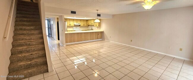 Building Photo - 810 Poinsetta Dr