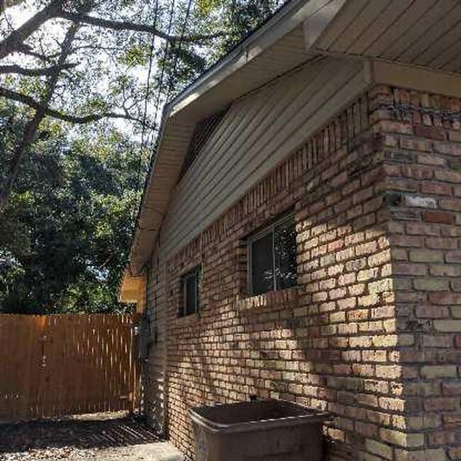 Building Photo - Brick Home 3 bed 2 bath