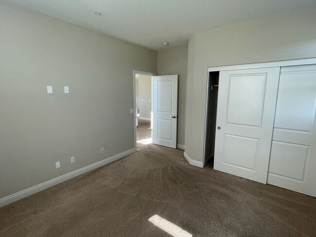 Building Photo - Stunning 4 bedroom home in Vista-With Solar!
