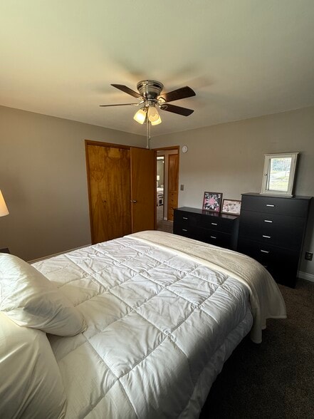 Room 3 Shared Bathroom - 11105 E 8th Ave