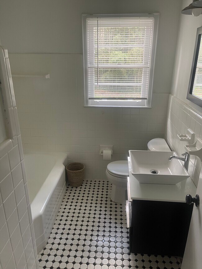 Building Photo - 3494 Maryvale Dr