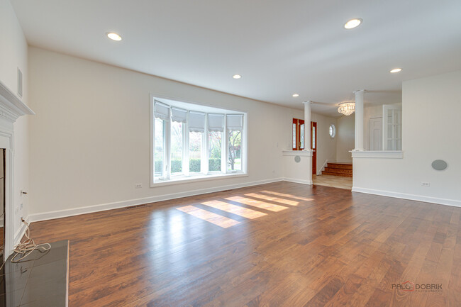 Building Photo - 813 Meadow Ln