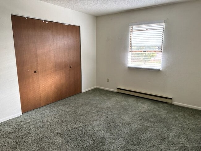 Building Photo - Spacious 6BD 2BA House
