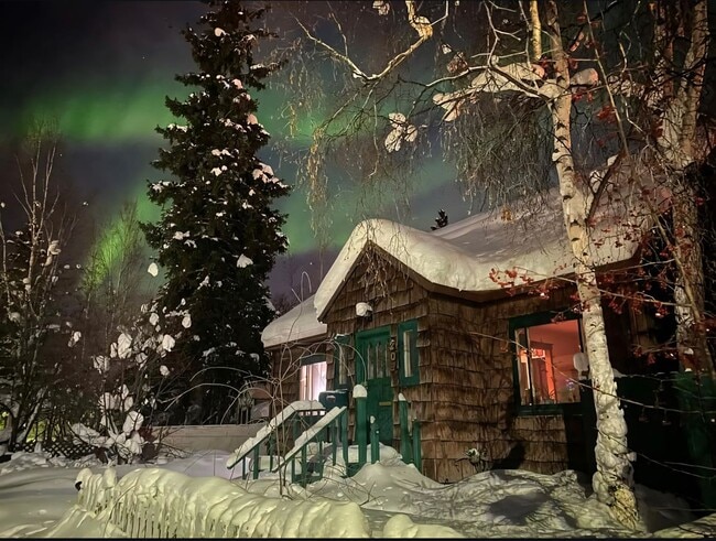 Building Photo - Downtown Home in Fairbanks!!