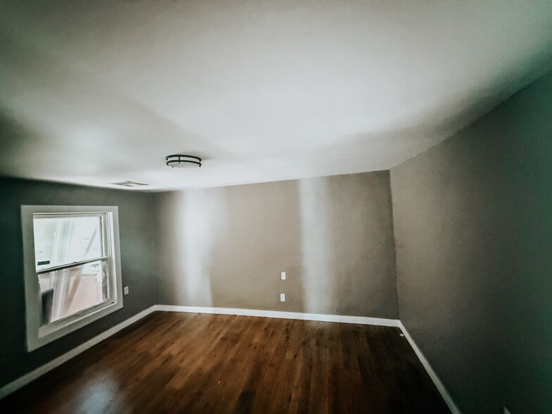 Building Photo - 15881 Kent Dr