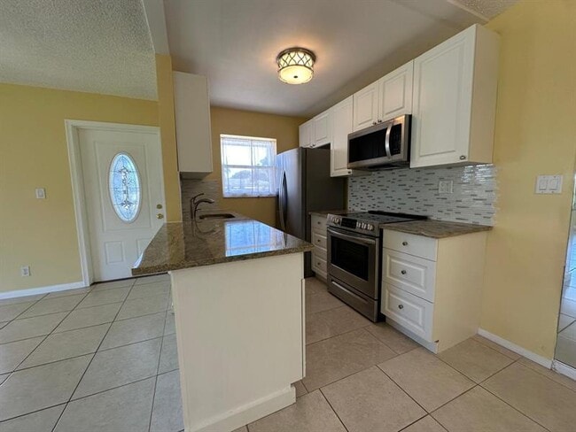 Building Photo - 665 High Point Dr
