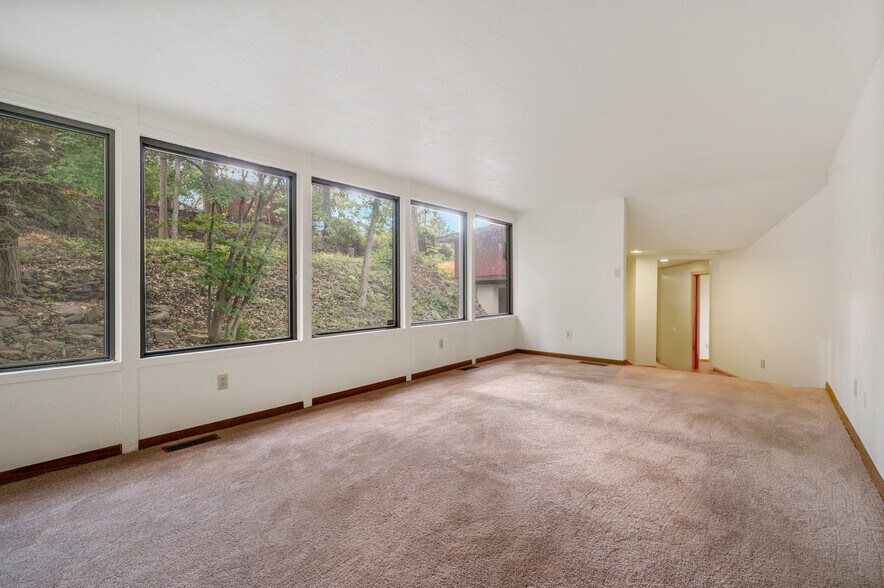Building Photo - 740 Olivant Plz