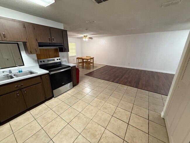 Building Photo - 1585 Sunset Ln