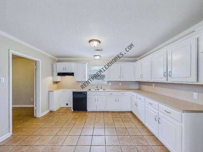 Building Photo - 14 Stephens St