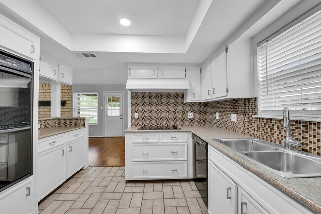 Building Photo - 11110 Sagecountry Dr