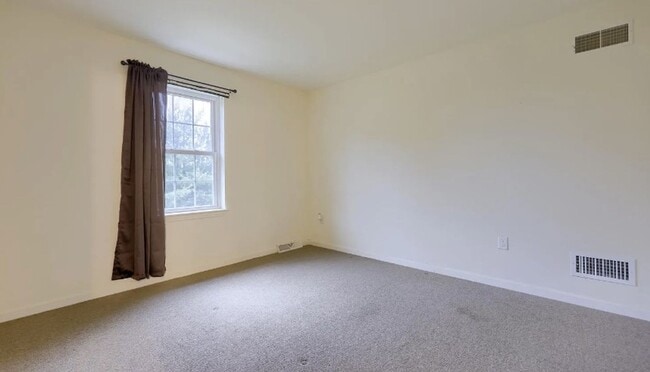 Building Photo - Updated Townhome available now!