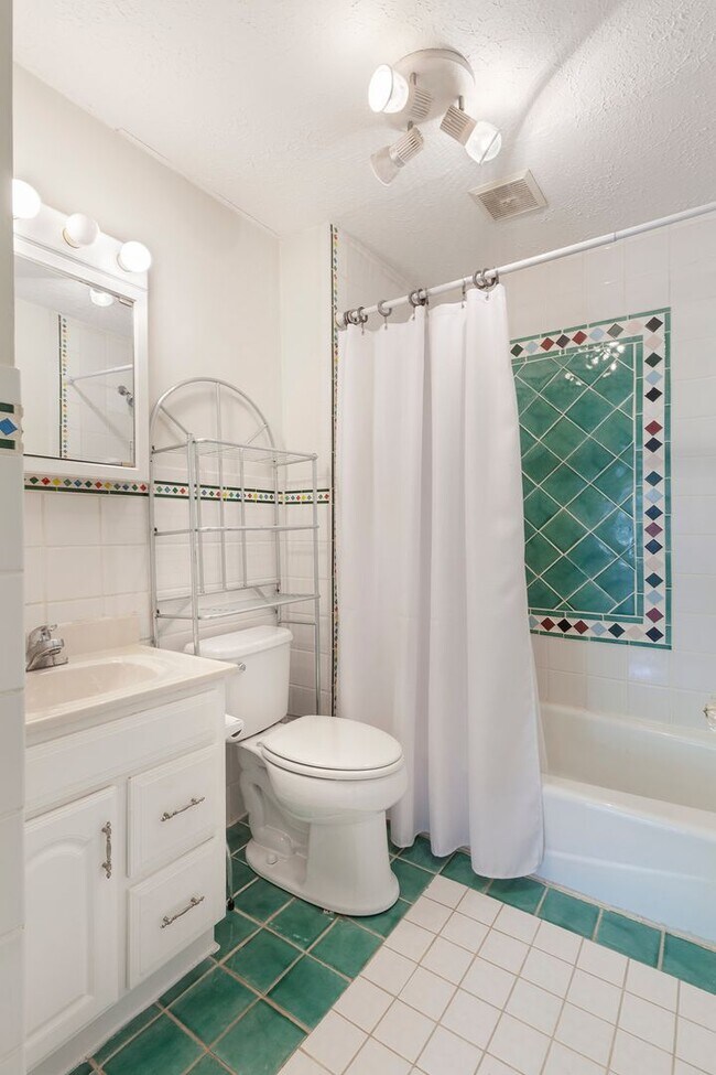 Building Photo - OPEN HOUSE:Spacious 3 beds & 3 Full Baths ...