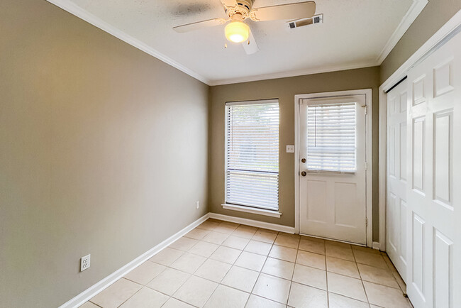 Building Photo - 302 Gardenia Rd