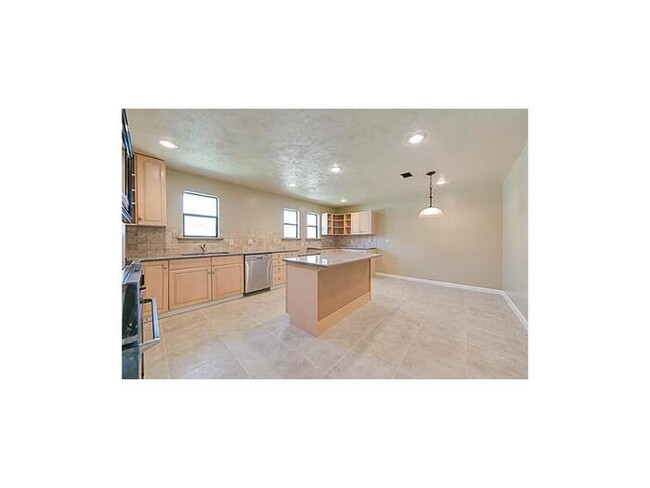 Building Photo - 1724 Midcrest Dr