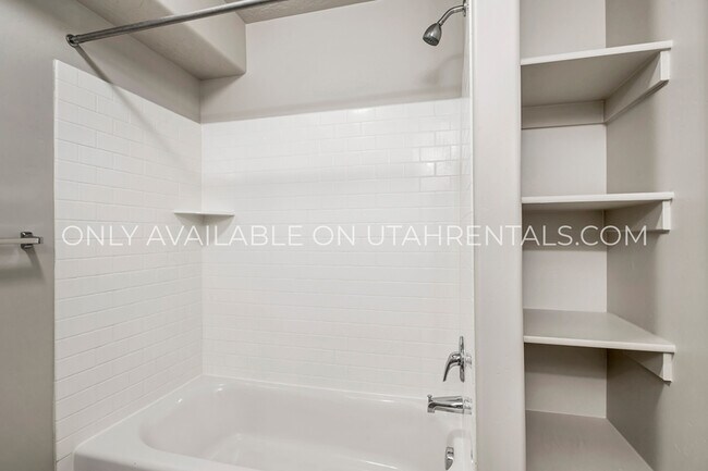 Building Photo - 1080 W 965 N